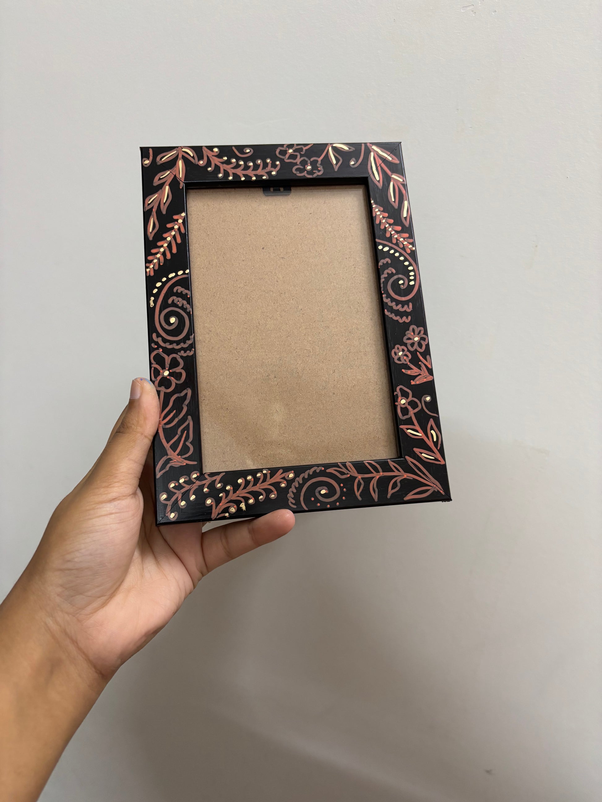 Hand-painted Chitraa folk art 4x6 black and white photo frame